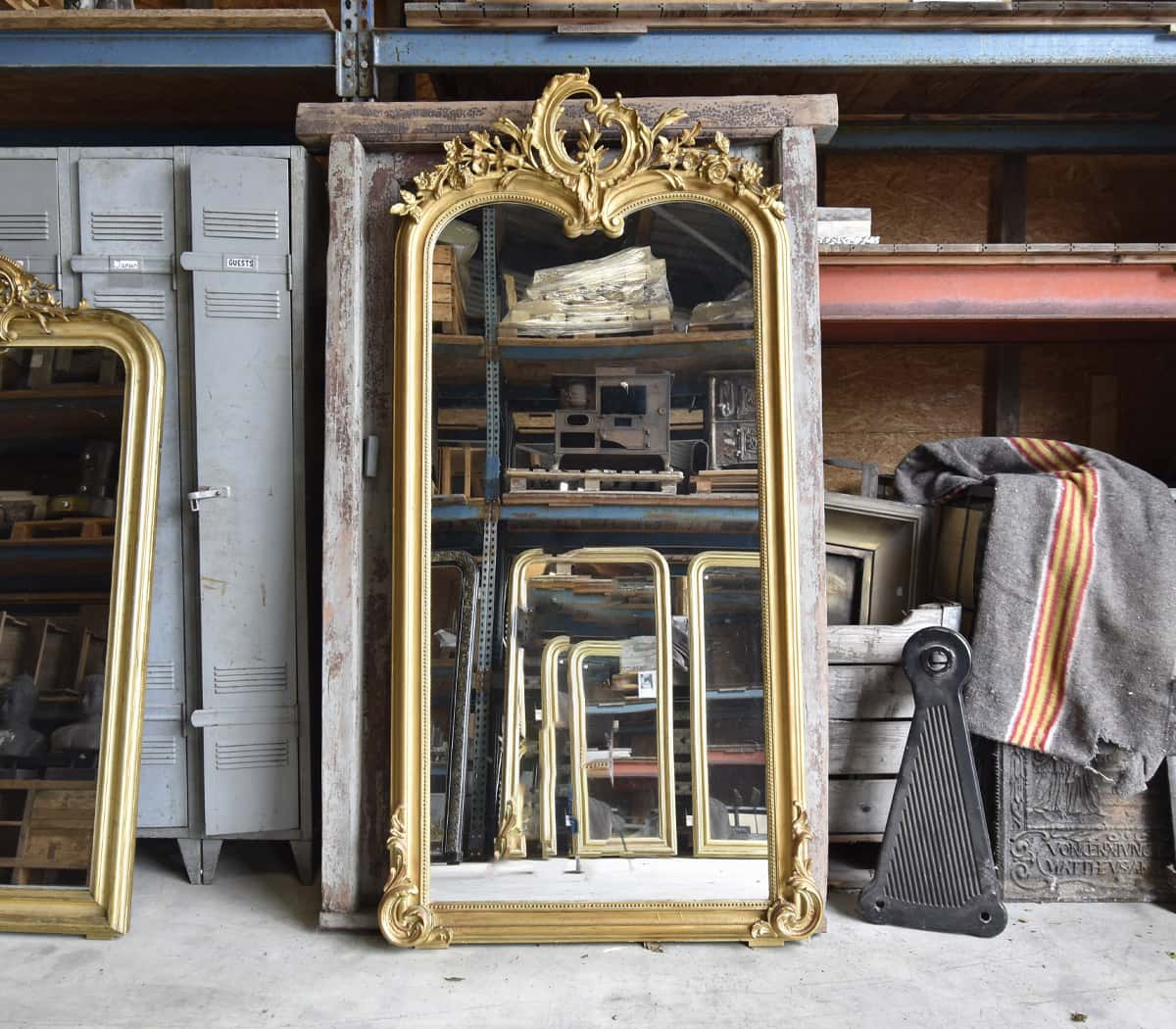 Antieke-spiegel-met-kuif