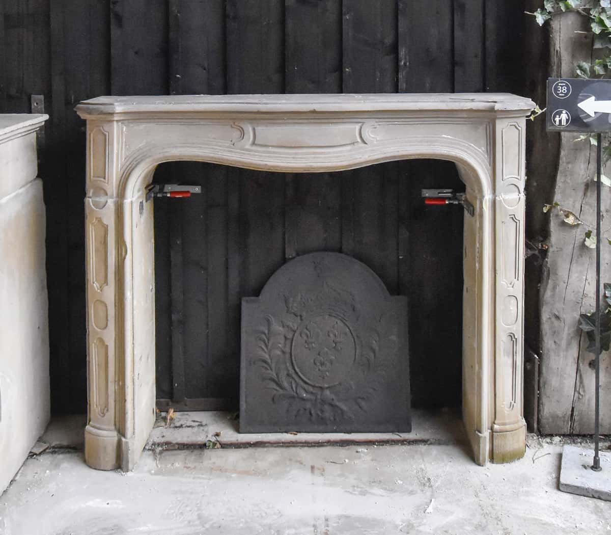 Zandstenen-voorzetschouw