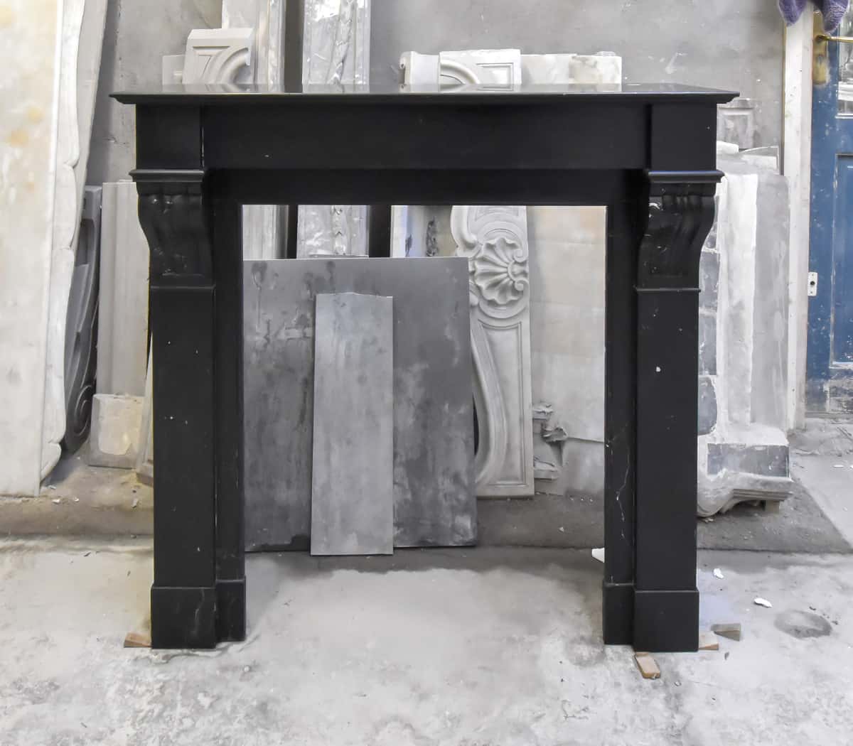 Zwart-marmeren-modillion-voorzetschouw