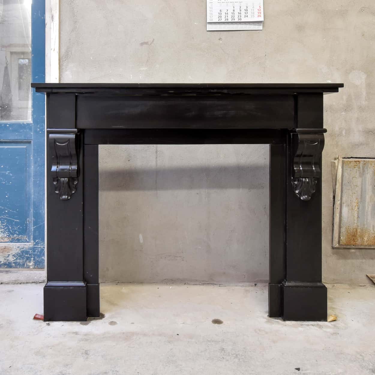 Zwart-marmeren-modillion-voorzetschouw