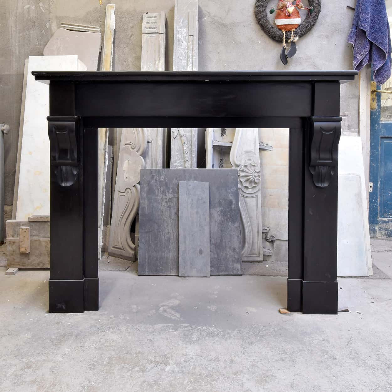 Zwart-marmeren-modillion-voorzetschouw