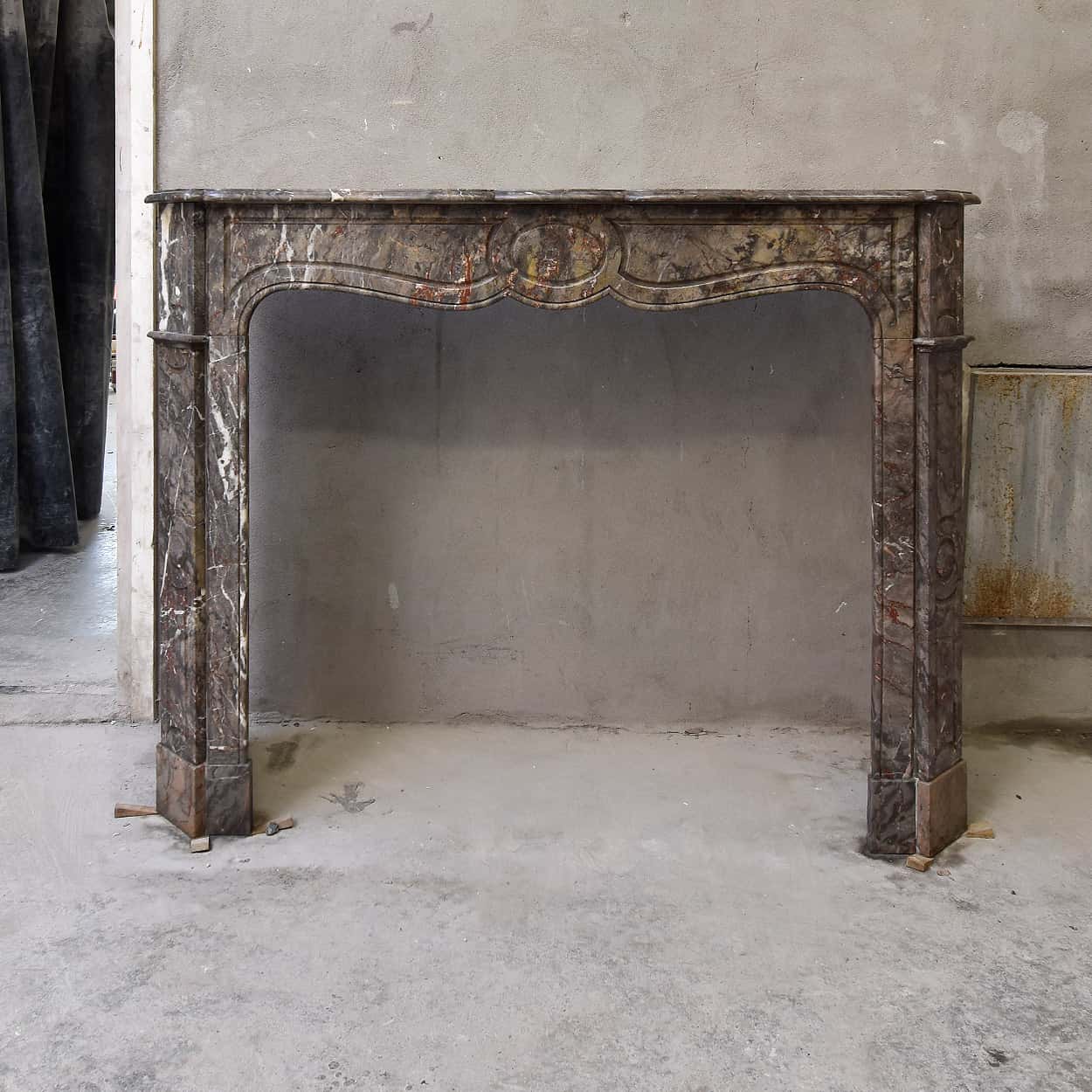 Marmeren-Pompadour-voorzetschouw