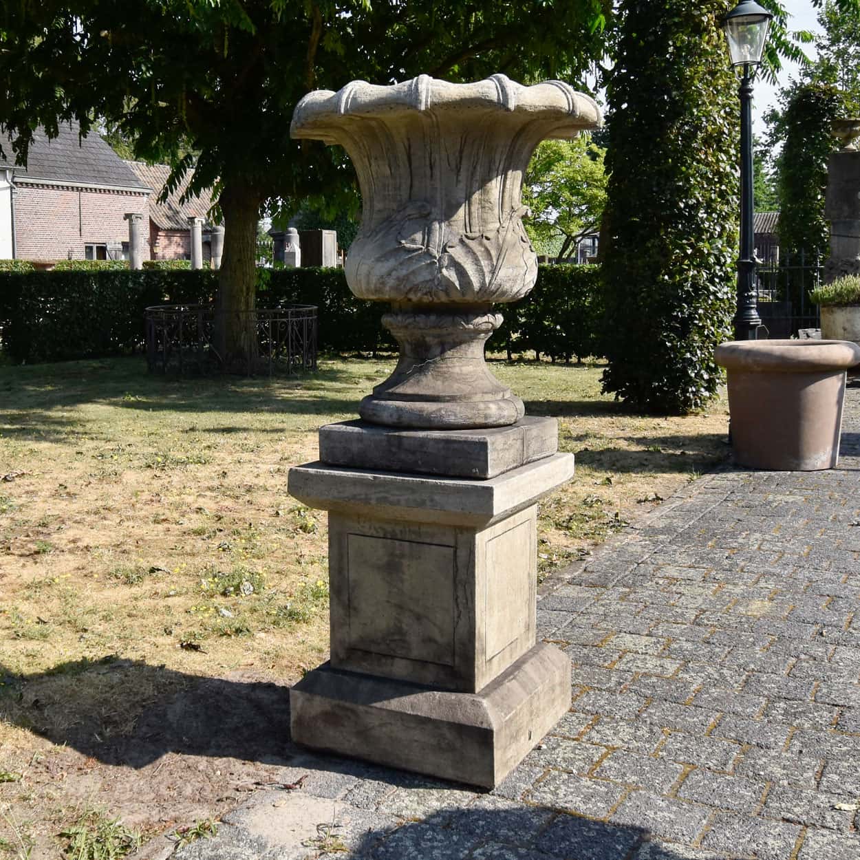 Set-van-2-stenen-vazen-op-sokkel