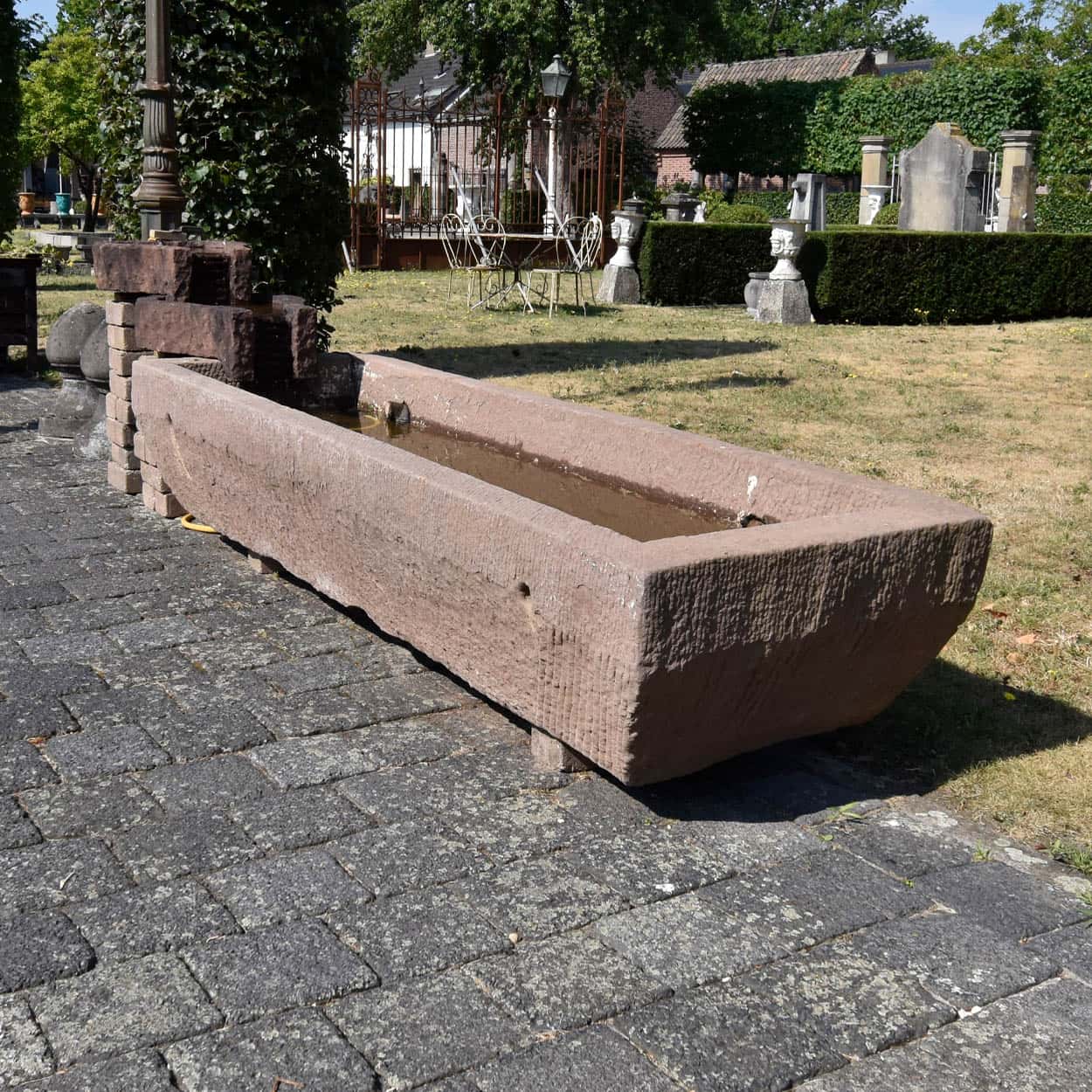 Zandstenen-bak-met-waterornament