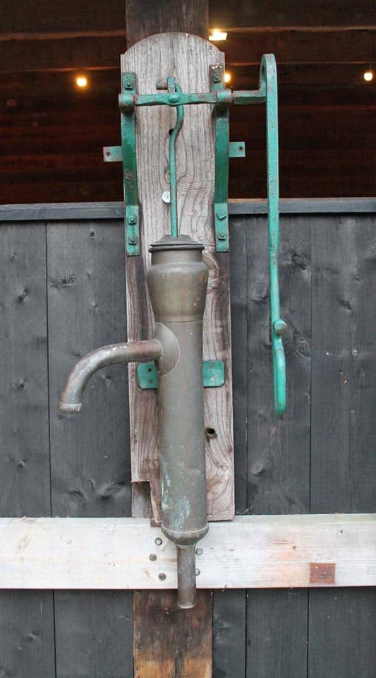 Antieke-koperen-pomp