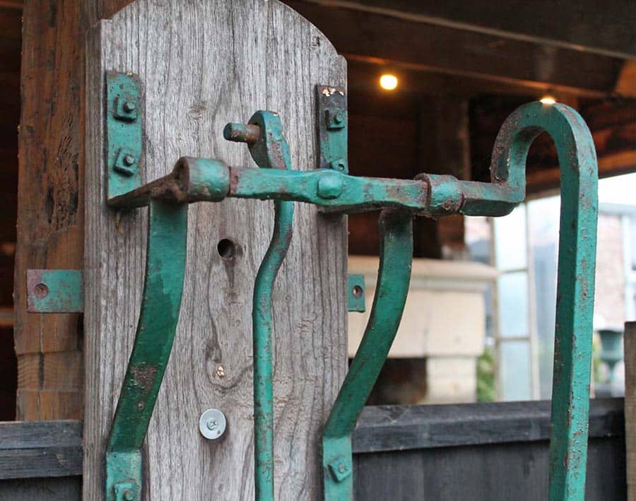 Antieke-koperen-pomp