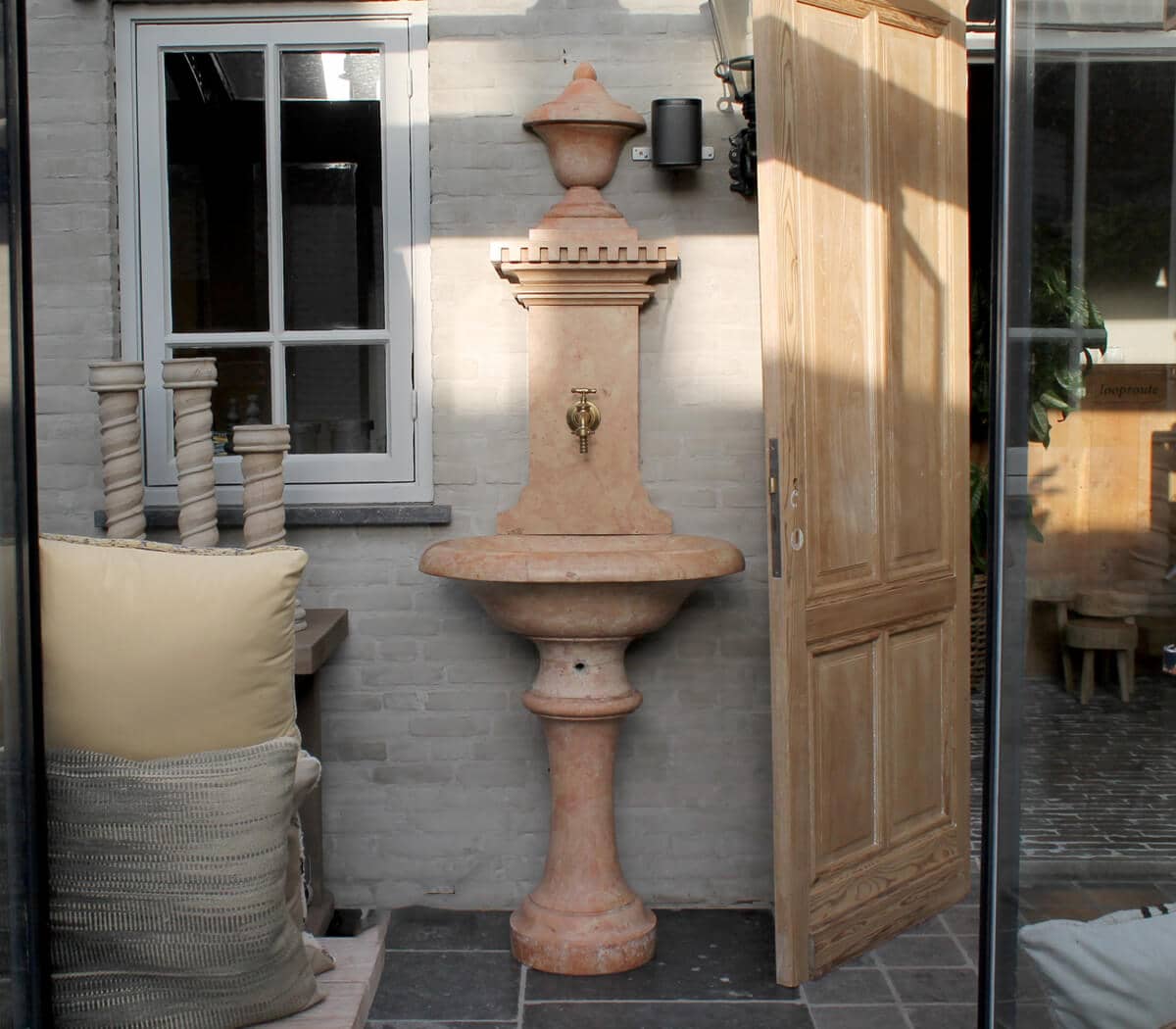 Antieke-marmeren-muurfontein