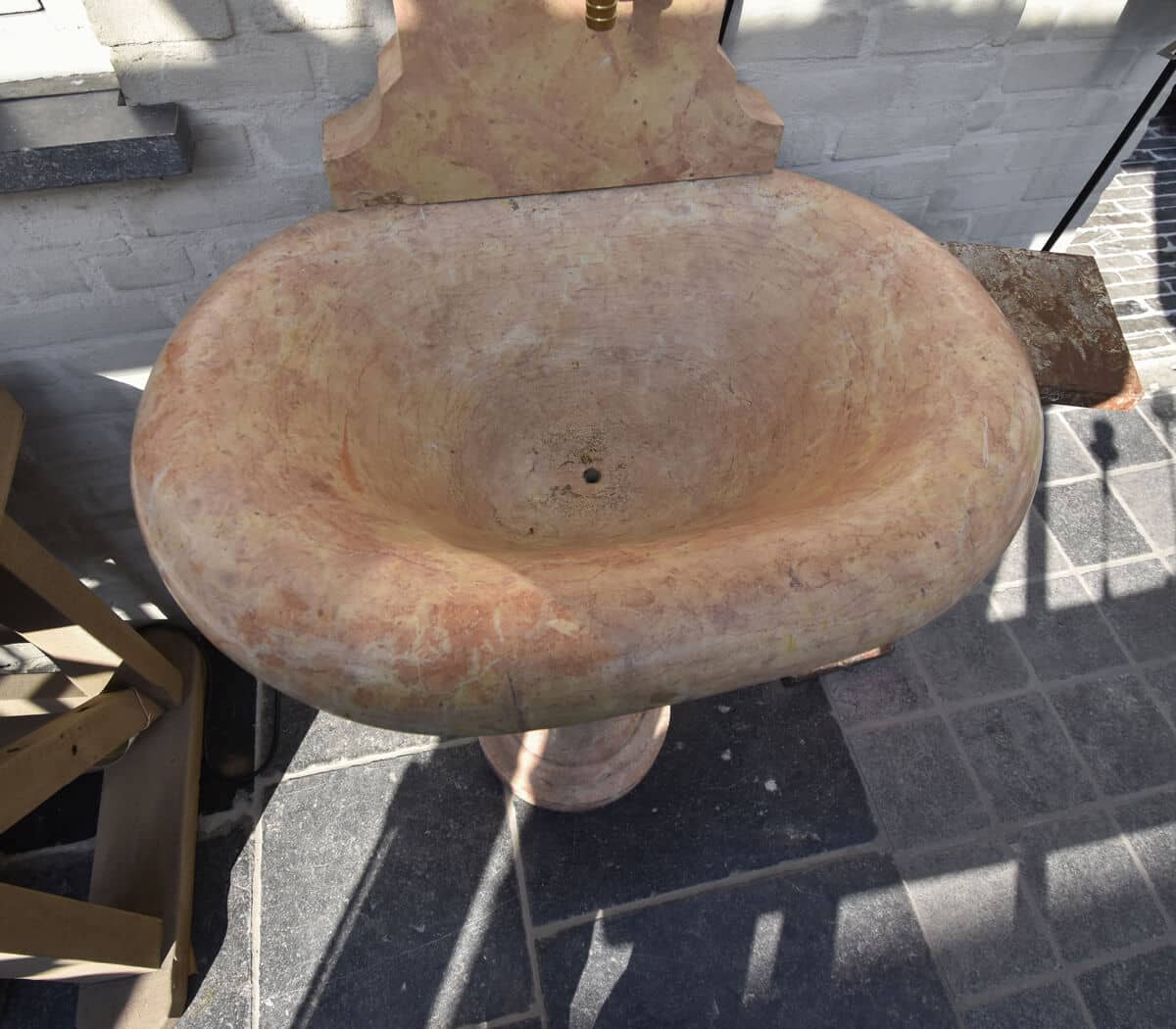 Antieke-marmeren-muurfontein