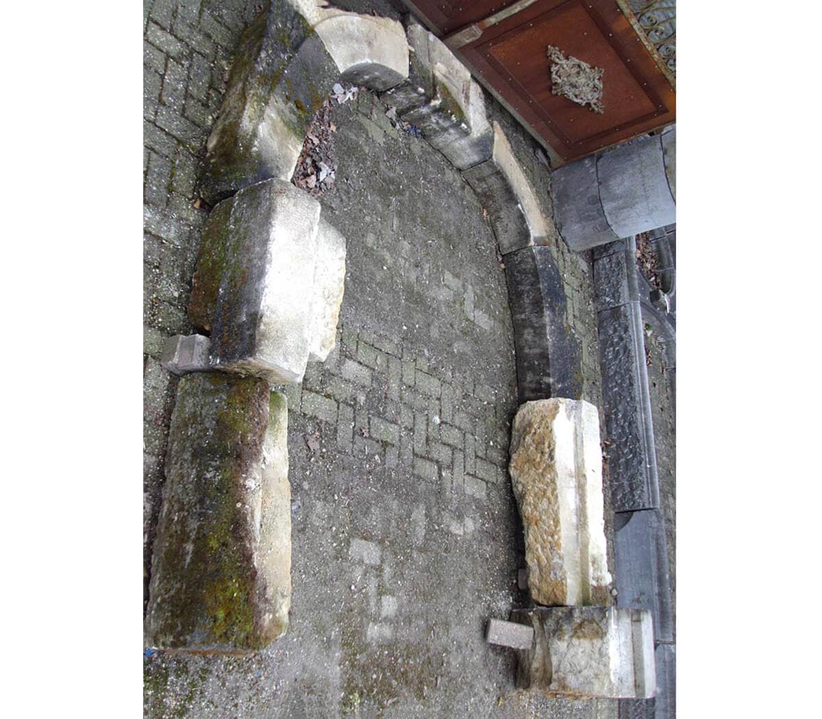 Antieke-zandstenen-portiek