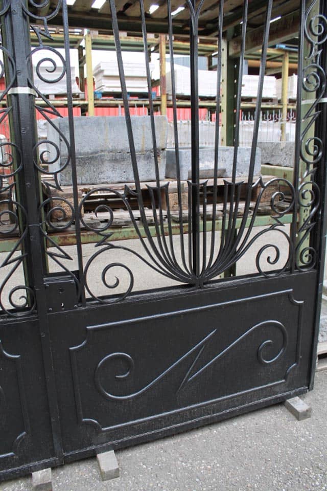 Dubbele-ijzeren-deuren-met-bovenlicht