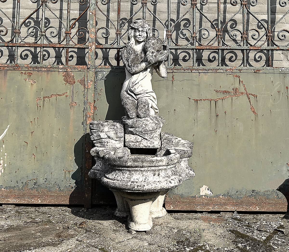 Fontein-vrouw-met-kruik