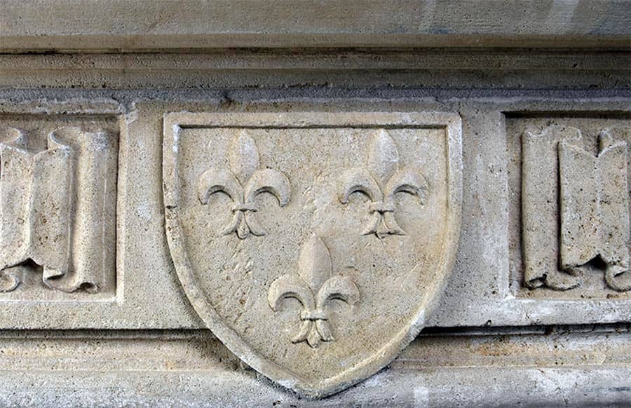 Franse-zandstenen-kasteelschouw