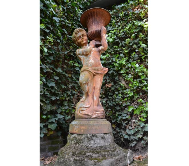 Gietijzeren-beeld-met-oude-sokkel