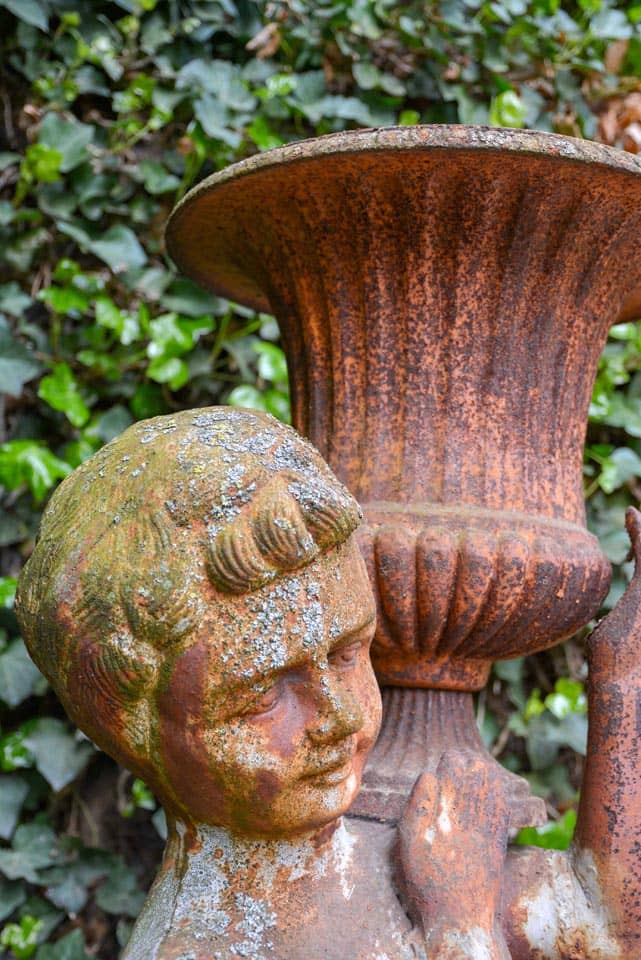 Gietijzeren-beeld-met-oude-sokkel