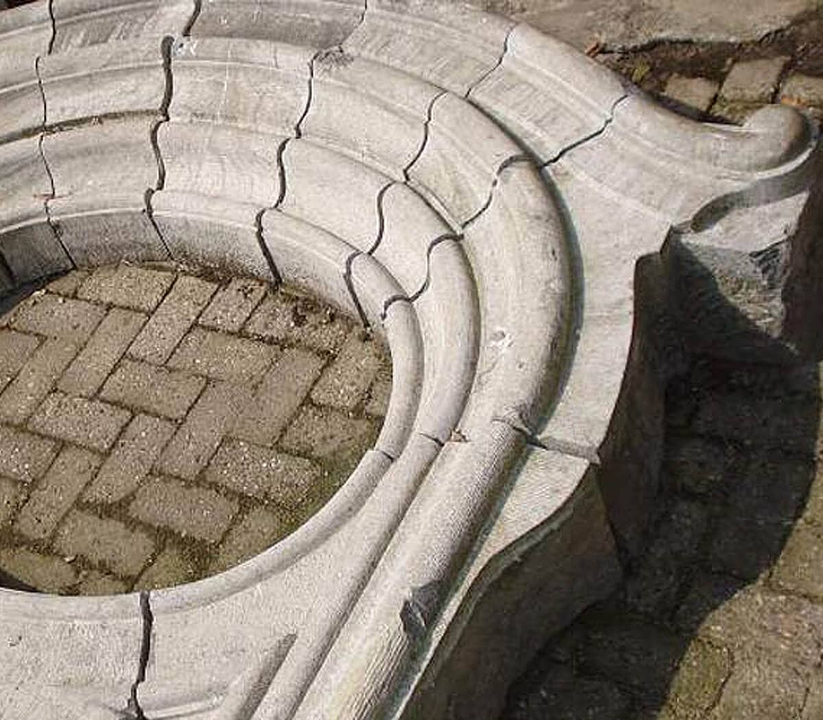 Hardstenen-portiek-met-grenen-deur