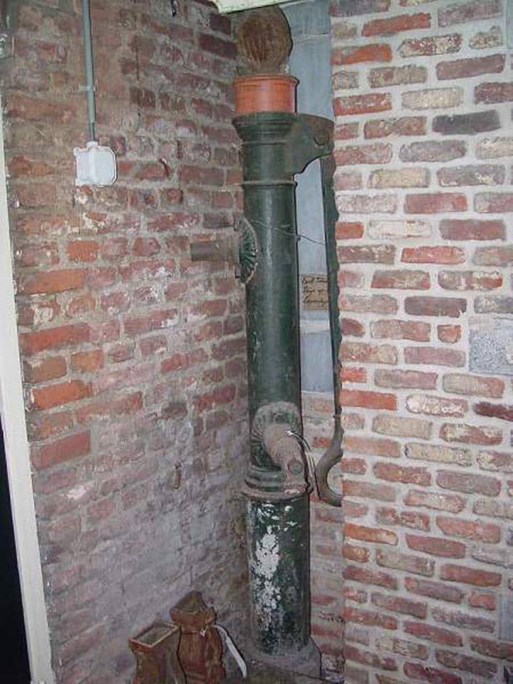Oud-gietijzeren-pomp