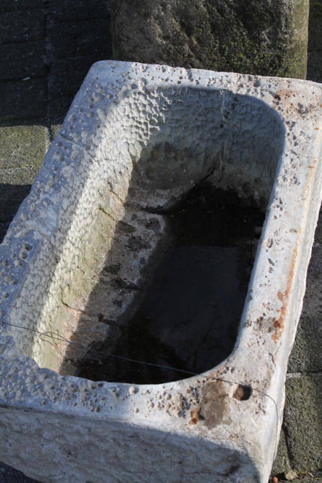 Oude-antieke-trog-Belgisch-hardsteen