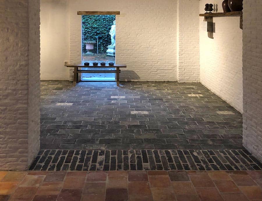 Oude-blauwe-plavuizen-of-parfeuilles