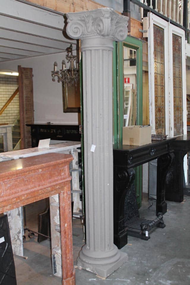 Oude-zuilen-met-kapitelen