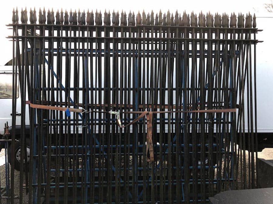 Partij-oud-hekwerk-met-palen