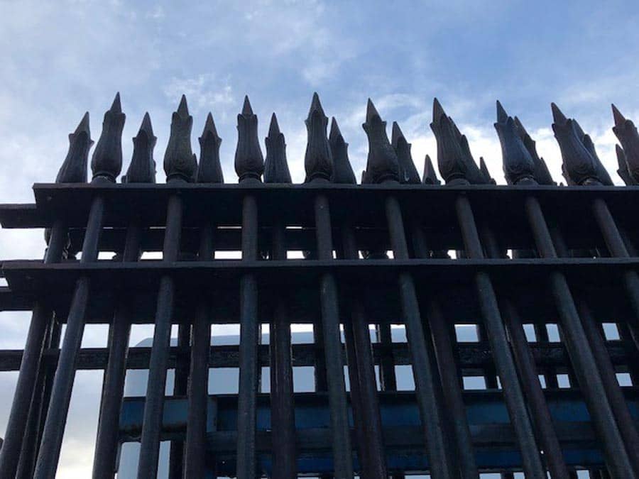 Partij-oud-hekwerk-met-palen