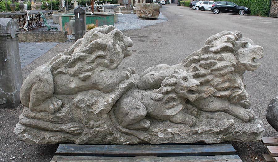 Zeer-mooi-antiek-beeld-met-leeuwen