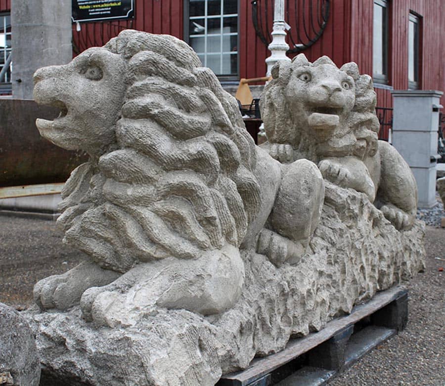 Zeer-mooi-antiek-beeld-met-leeuwen