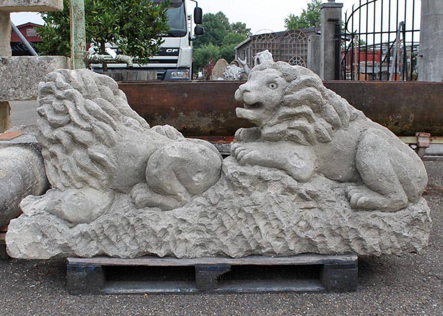 Zeer-mooi-antiek-beeld-met-leeuwen