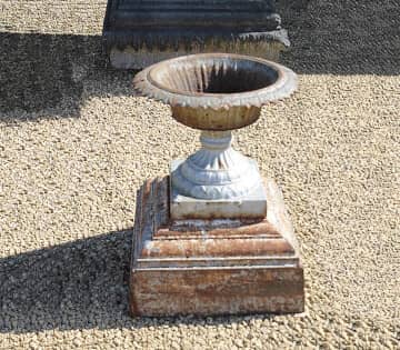 Zeer-oude-gietijzeren-vaas