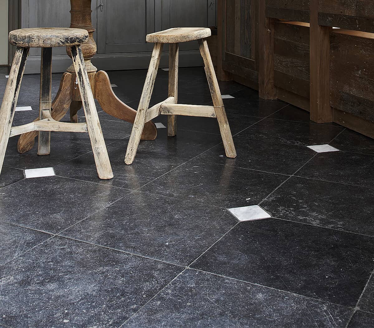 belgisch-hardsteen-met-cabochon-carrara-marmer