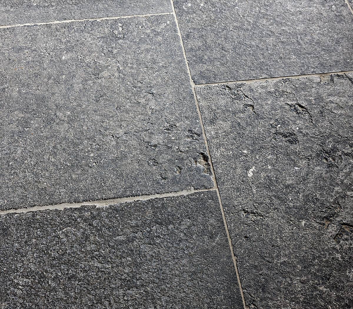 gebouchardeerd-belgisch-hardstenen-tegels