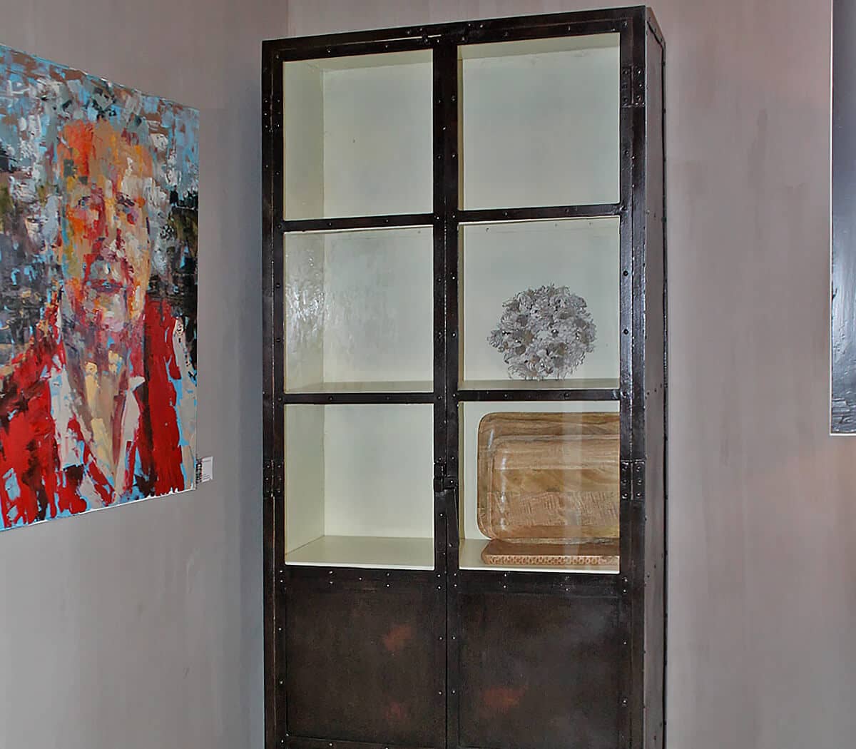 ijzeren-vitrinekast-vintage