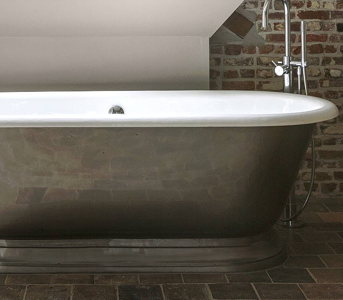 nostalgisch-gietijzer-ligbad-op-rand-st-tropez