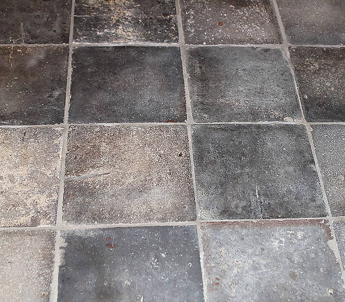 oude-gesmoorde-blauw-grijze-plavuizen