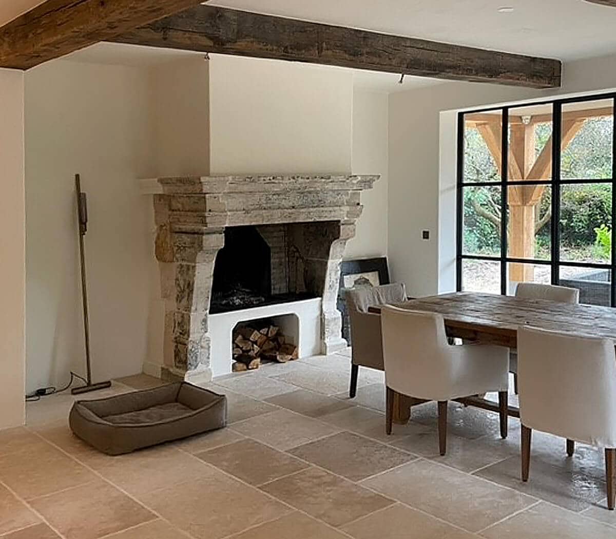 verouderde-creme-bourgondische-dallen-op-banen