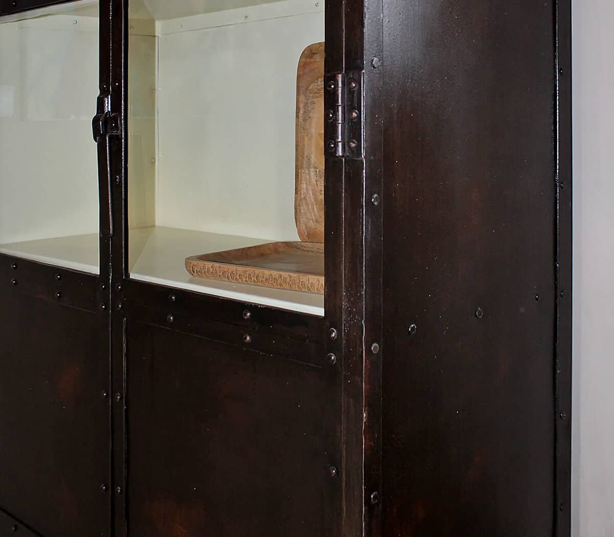 ijzeren-vitrinekast-vintage