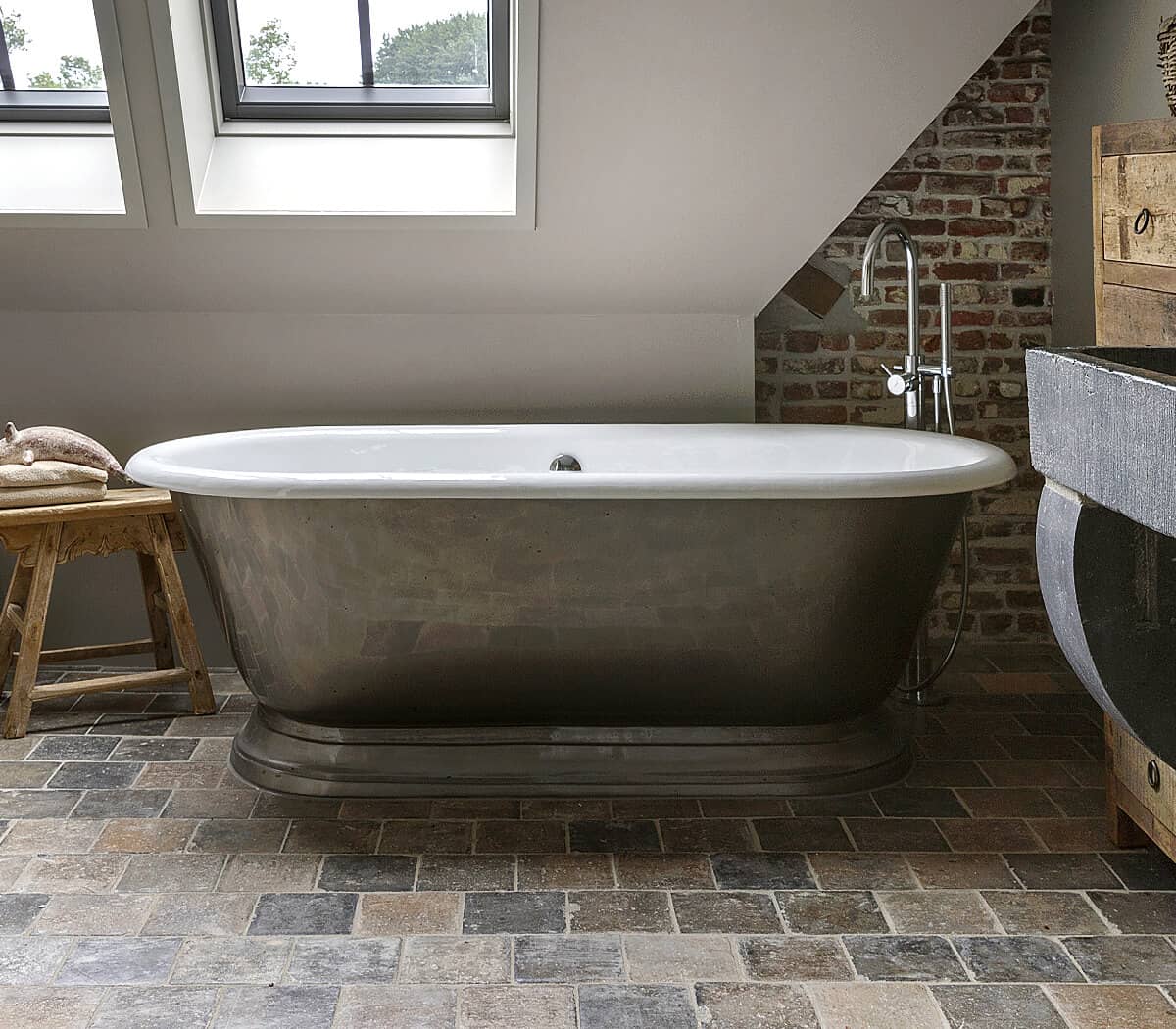 nostalgisch-gietijzer-ligbad-op-rand-st-tropez