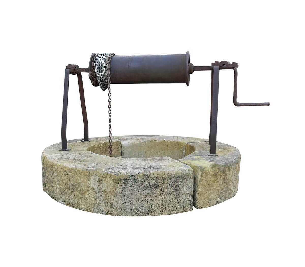 Antieke-zandstenen-putrand-met-katrol