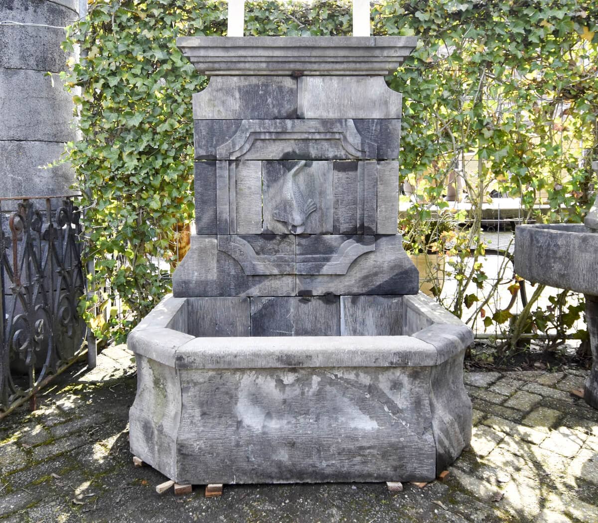 Natuurstenen-wandfontein