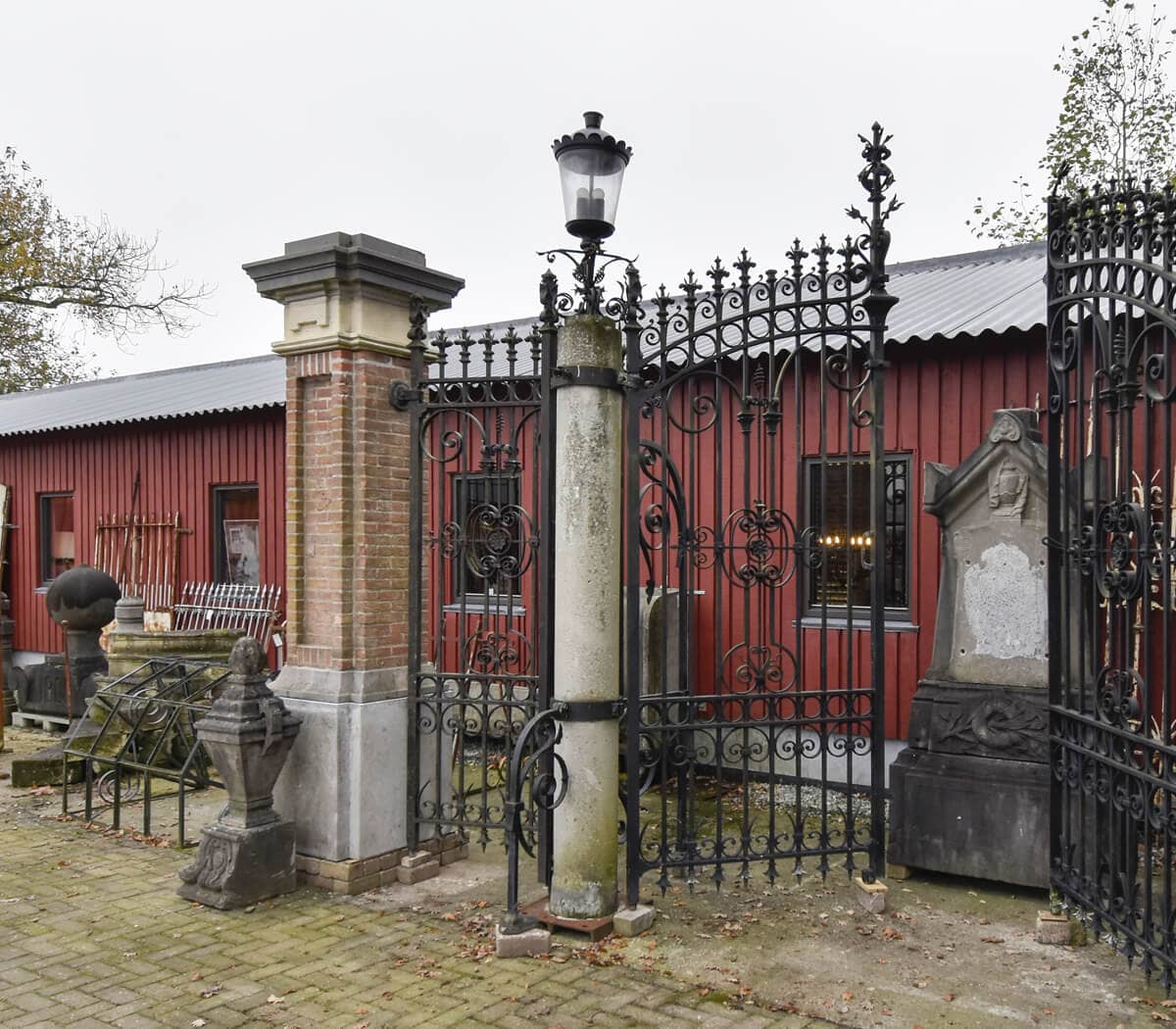 Poort-met-poortpalen-en-lantaarns