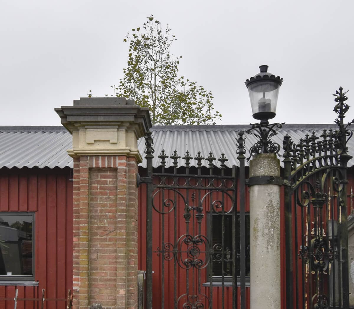 Poort-met-poortpalen-en-lantaarns