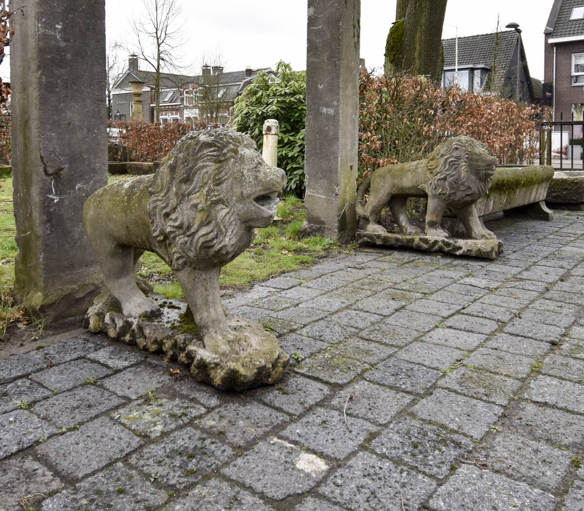 Set-van-twee-stenen-leeuwen