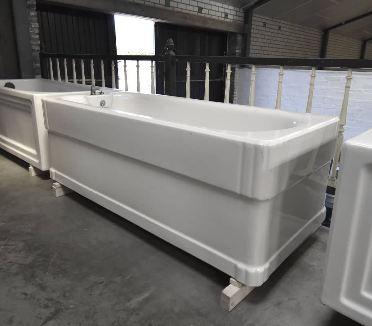 Oud-emaille-vrijstaand-bad