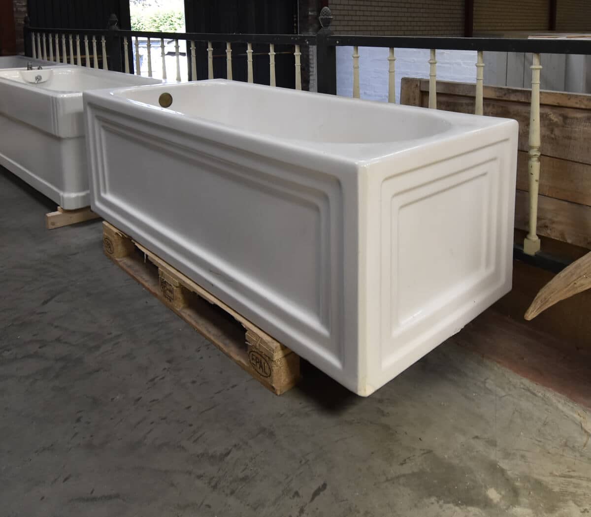 Oud-emaille-vrijstaand-bad