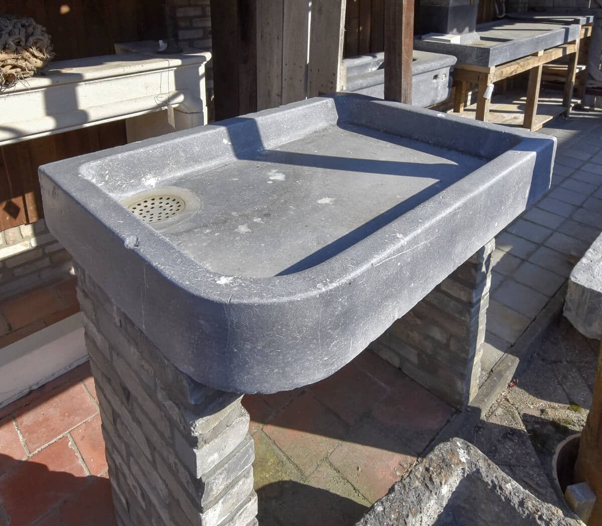 belgisch-hardstenen-wasbak-met-putje