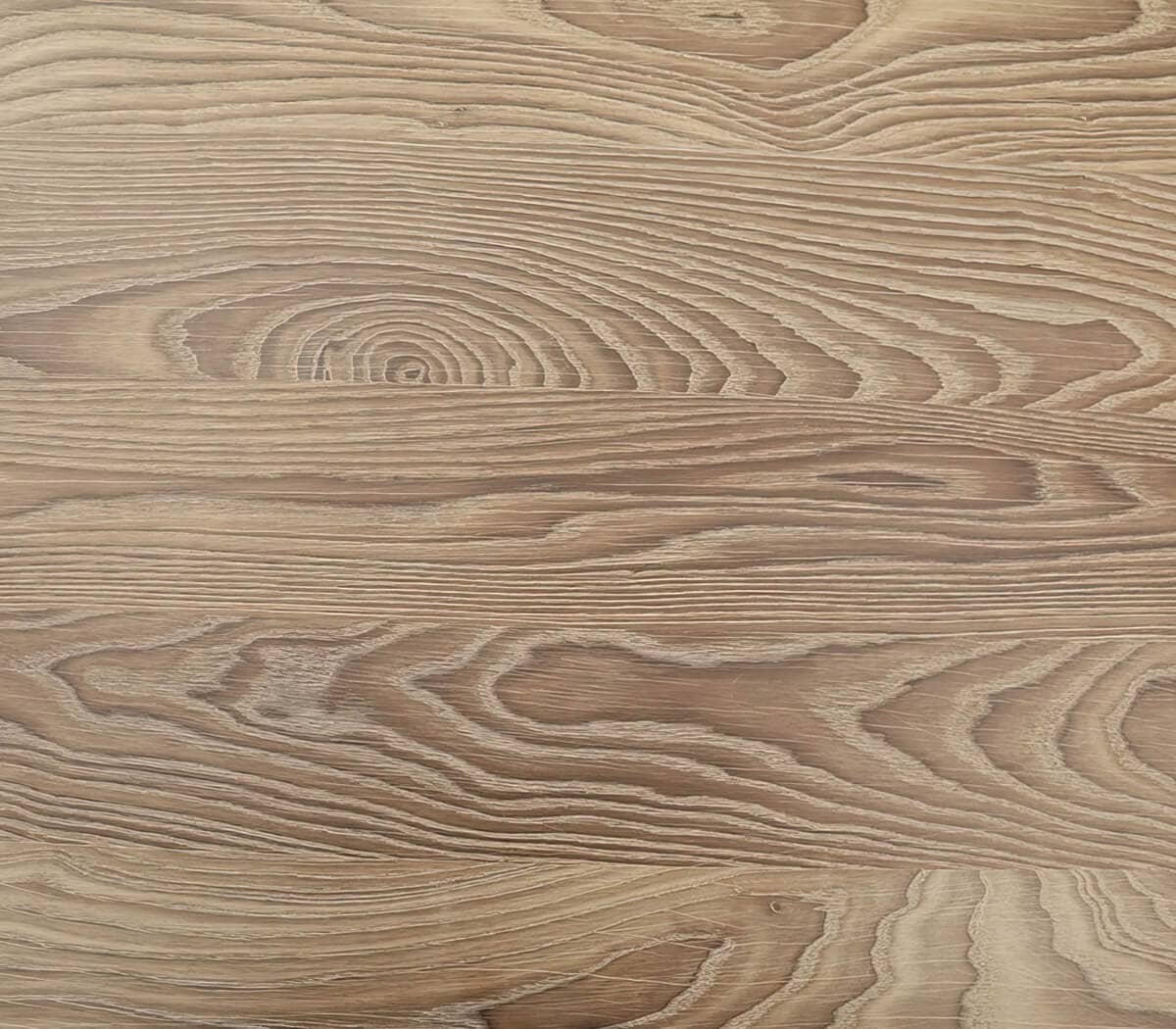 Houten-tafel-met-ijzeren-onderstel-