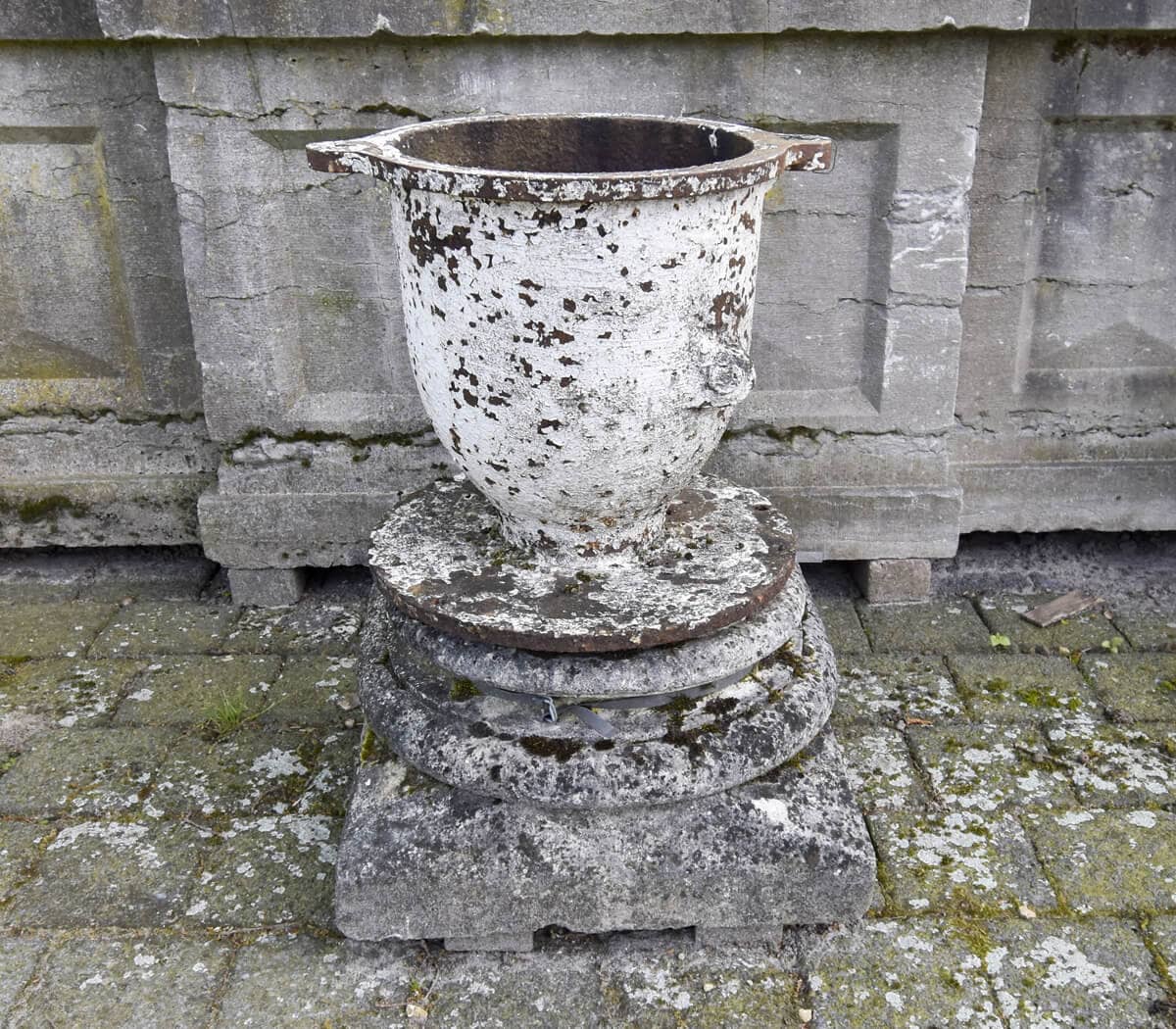 IJzeren-vaas-op-sokkel