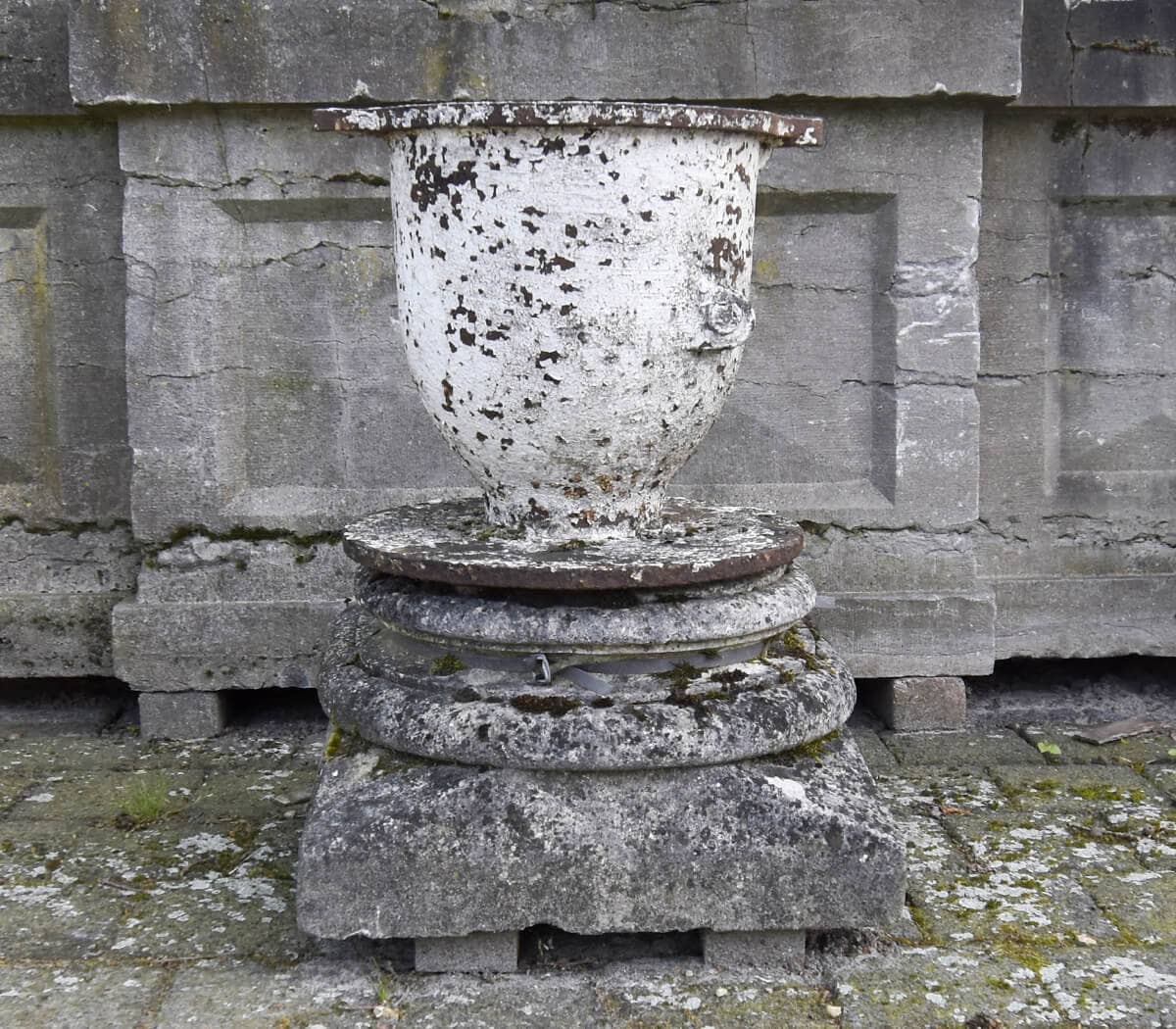 IJzeren-vaas-op-sokkel