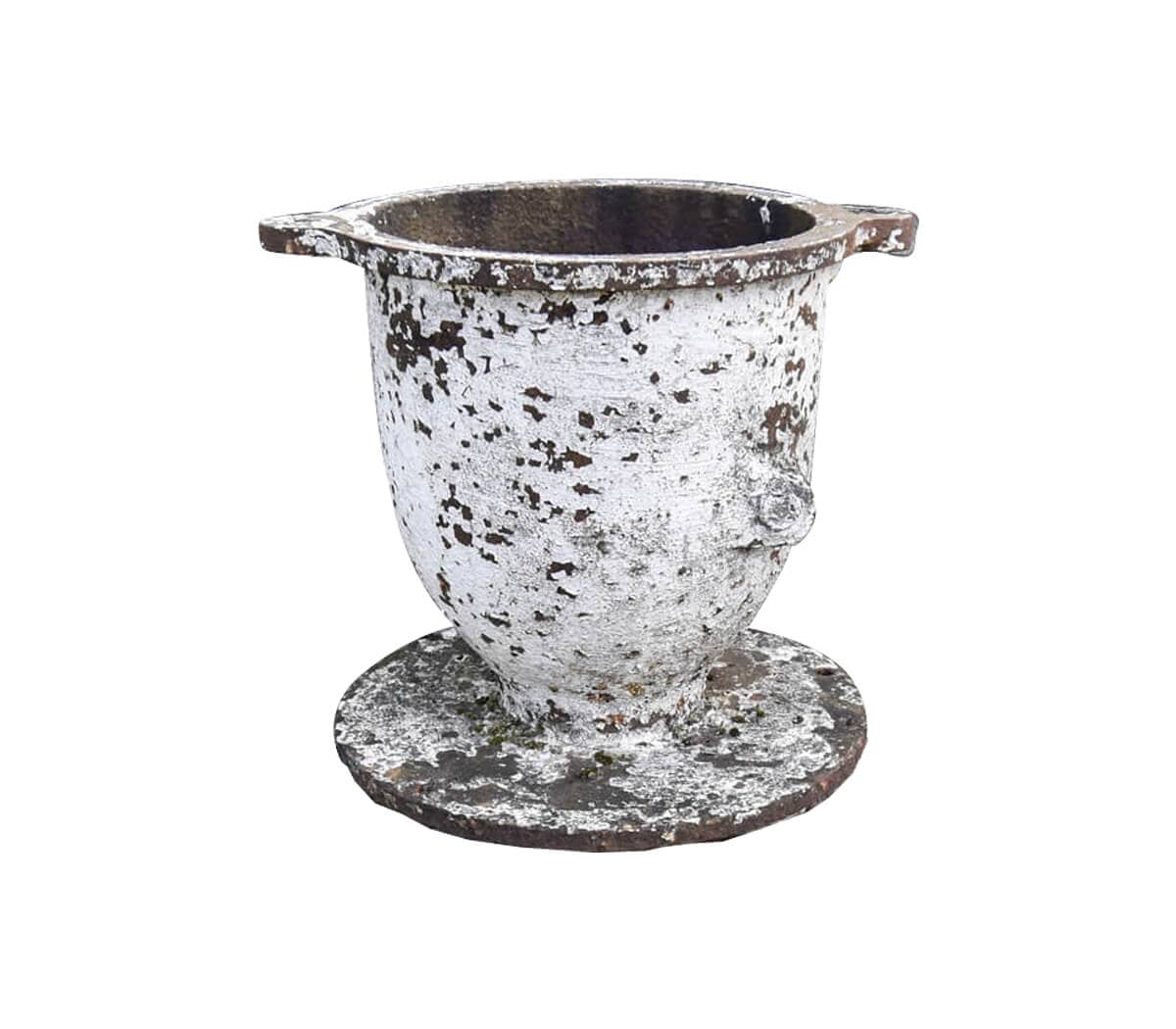 IJzeren-vaas-op-sokkel