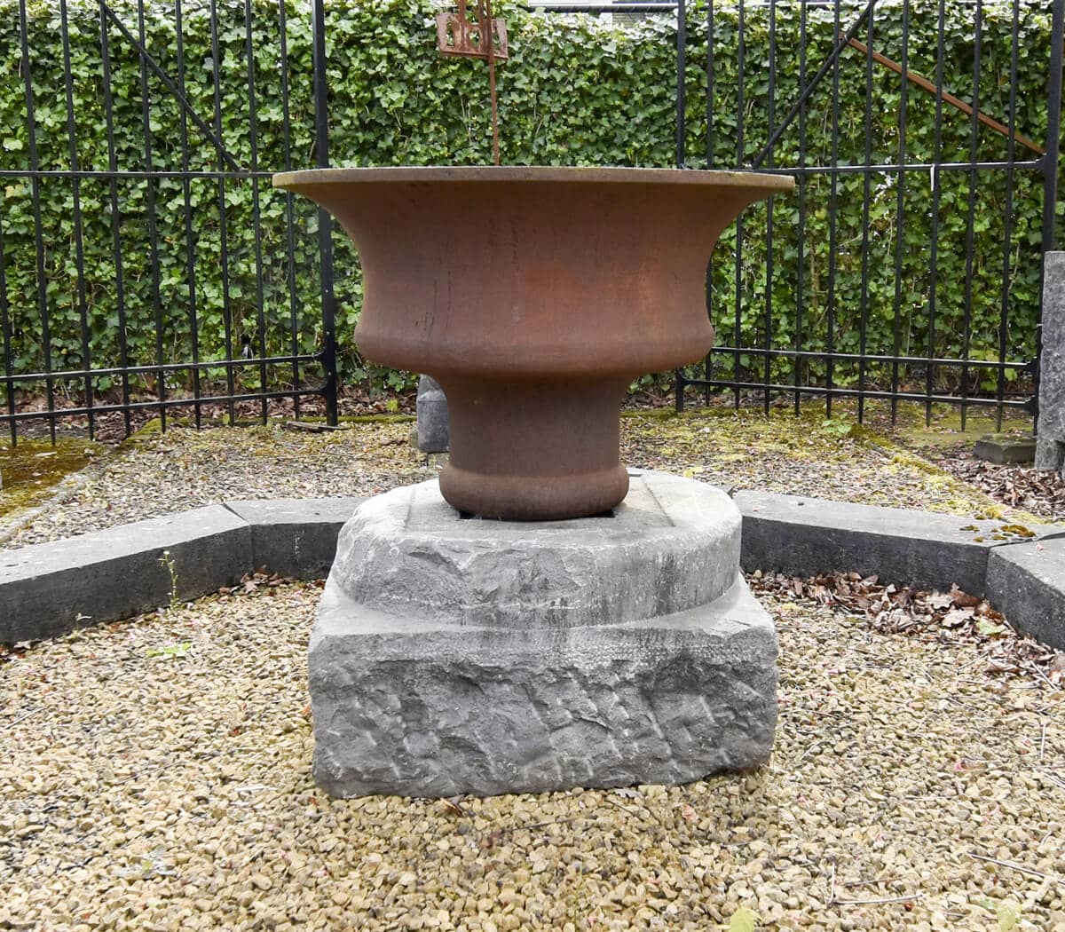 IJzeren-vaas-op-sokkel